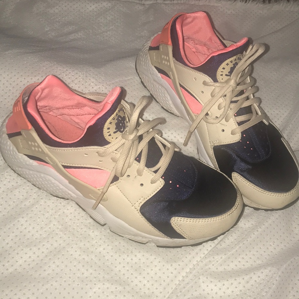 Size 10 women Nike Huaraches